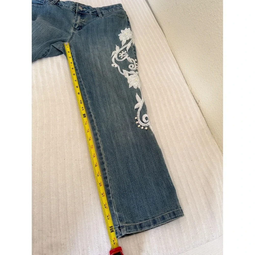 Boston Proper Womens Embroidered Capri Jeans Light Wash Floral Beaded Size 6